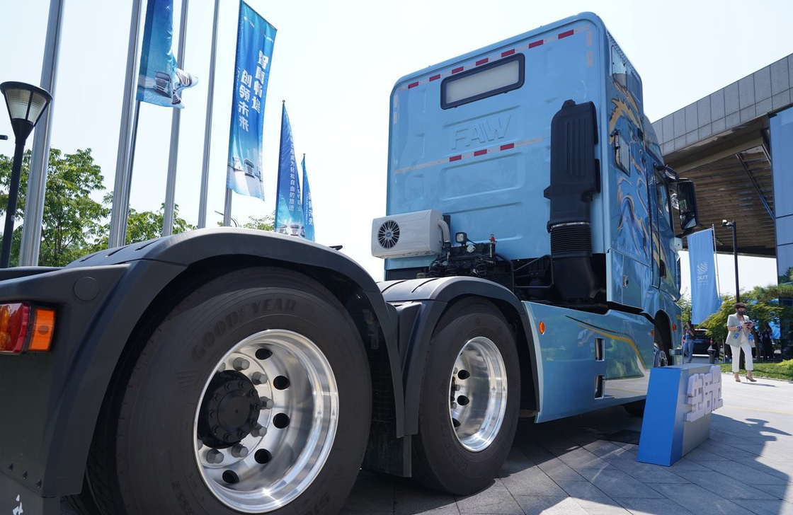 ジファング 6x4 トラクター トラック リビング キャビン ブール カラー 560hp CA エンジン 10 タイヤ LHD
