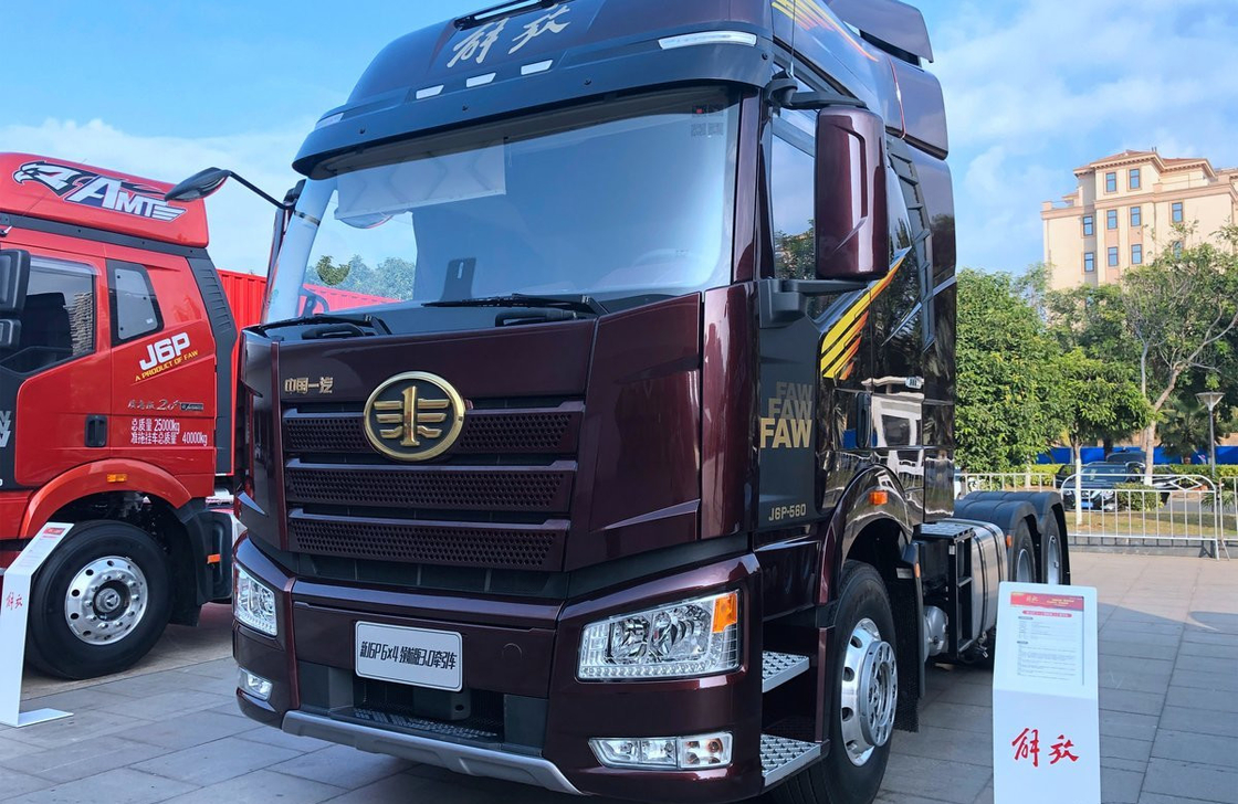 ファウ トラクター トラック J6P ロジスティック ディストリビューション 560hp 強力なエンジン 10タイヤ 高屋根