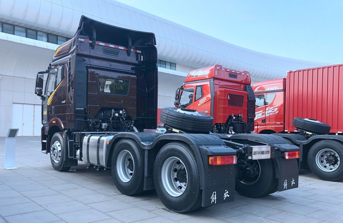 ファウ トラクター トラック J6P ロジスティック ディストリビューション 560hp 強力なエンジン 10タイヤ 高屋根