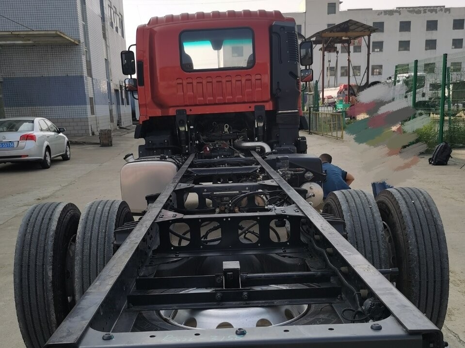 10トンの貨物トラック シャーシ 4*2 ダブルバックタイヤ ユーロ3 カミングス エンジン 5150 ホイールベース
