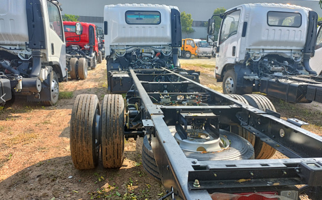 単列貨物トラック Isuzu 10トン 4×2 トラック 5.5 メートル 長箱 Euro 4 フラットキャビ