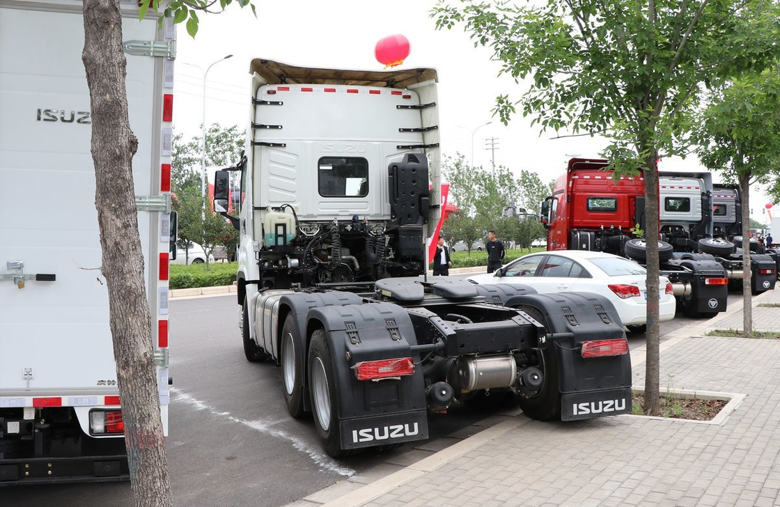 トラクター トラック 価格 貿易 ZF ギアボックス オートマティック 6×4 ISUZU トレーラーヘッド 520hp 高屋根キャビネット
