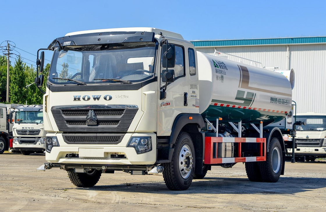 水タンカー トラック 4x2 シノトラック ホウ・ウェイチャイ 220hp ダブルバックタイヤ シングルラインキャビン