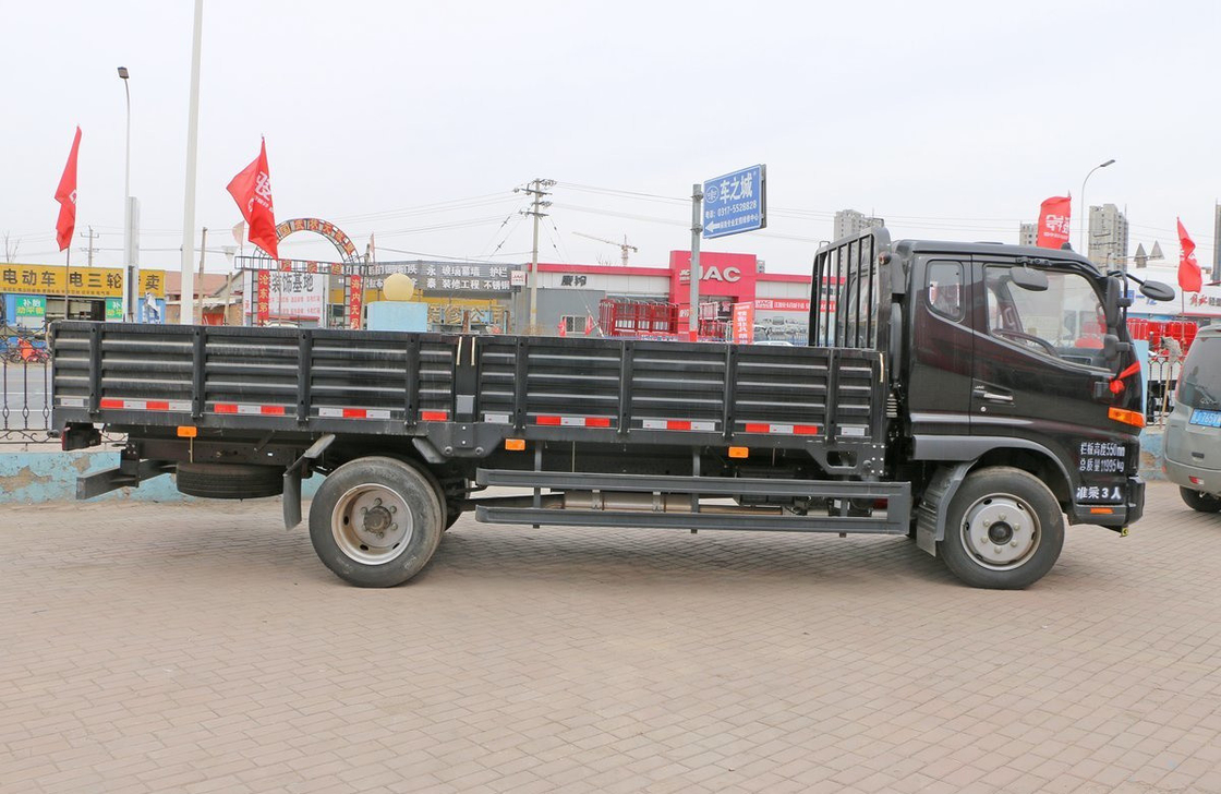 新型軽貨車 黒色 145hp ディーゼルエンジン 8トンの重量 1台半キャビン