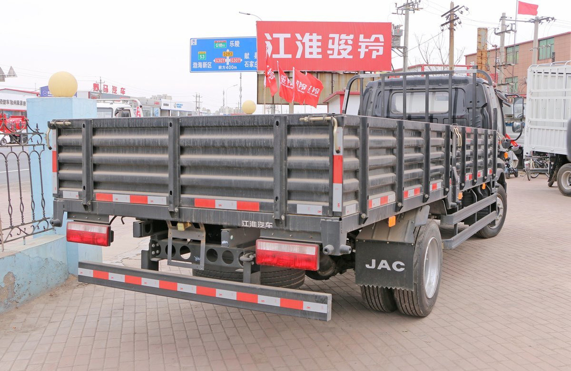 新型軽貨車 黒色 145hp ディーゼルエンジン 8トンの重量 1台半キャビン