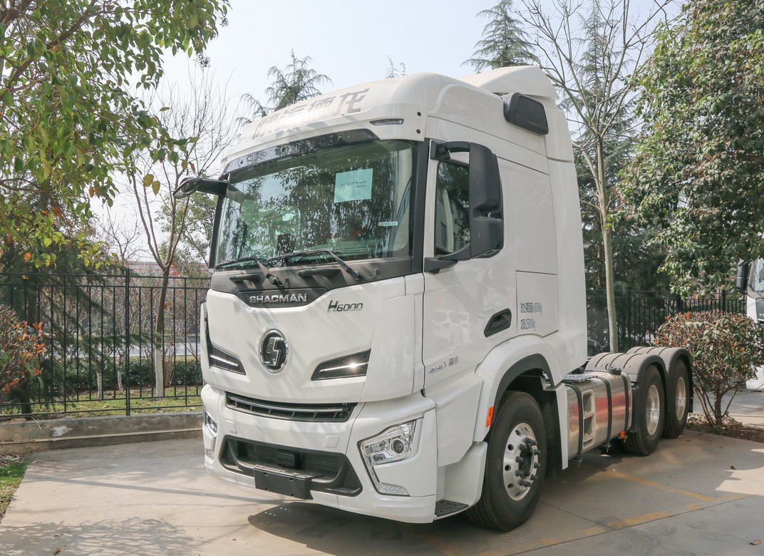 トレーラーヘッド トラック 白色 6*4 シャックマン H6000 カミンズ 490hp エンジン 10 タイヤ 葉の春