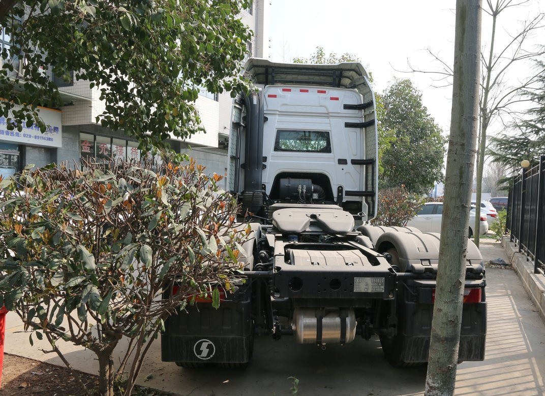 トレーラーヘッド トラック 白色 6*4 シャックマン H6000 カミンズ 490hp エンジン 10 タイヤ 葉の春