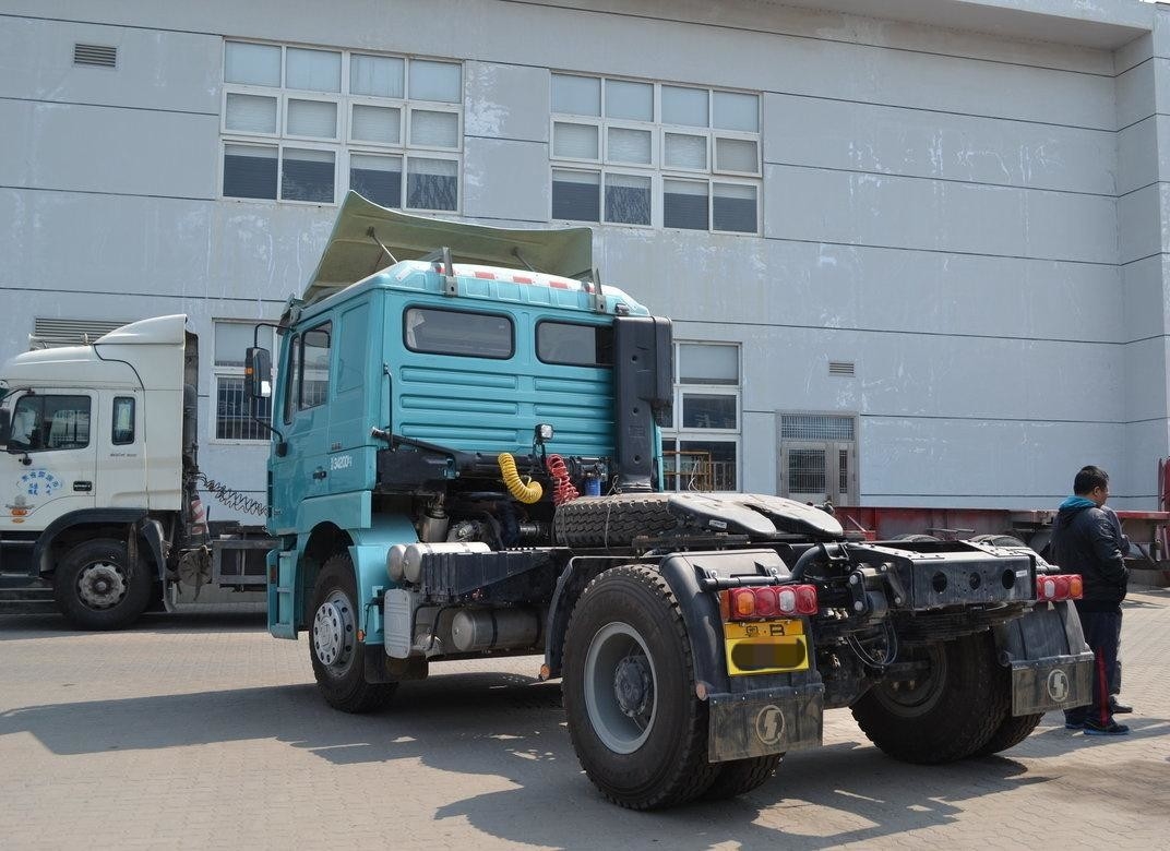 トラクタートラック 4×2 新型シャックマン ホースヘッド ウェイチャイ 336hp ユーロ3 エミション シングル・アンド・ハフ・キャビン