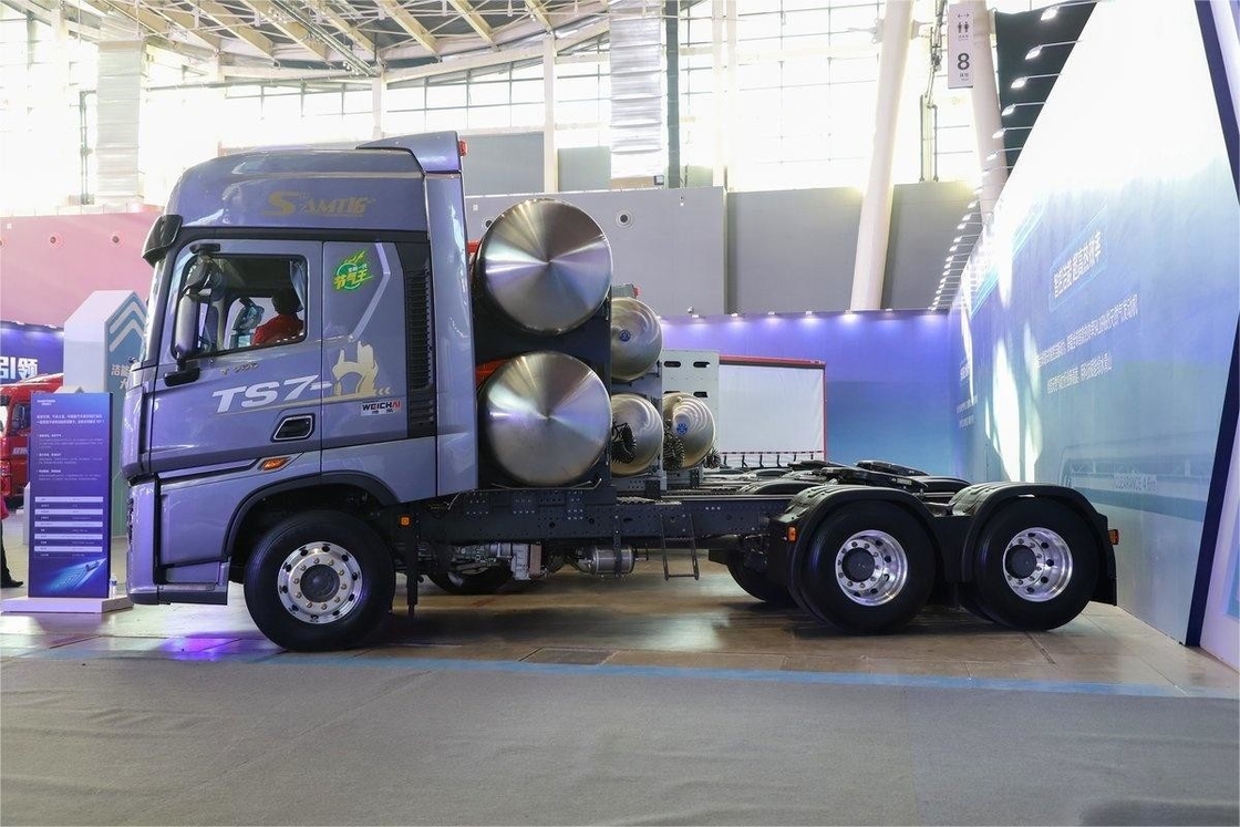 HOWO TS7 重型トラック 700HP 6X4 水力バッファ LNG 自動トランスミッション 高屋根トラクター