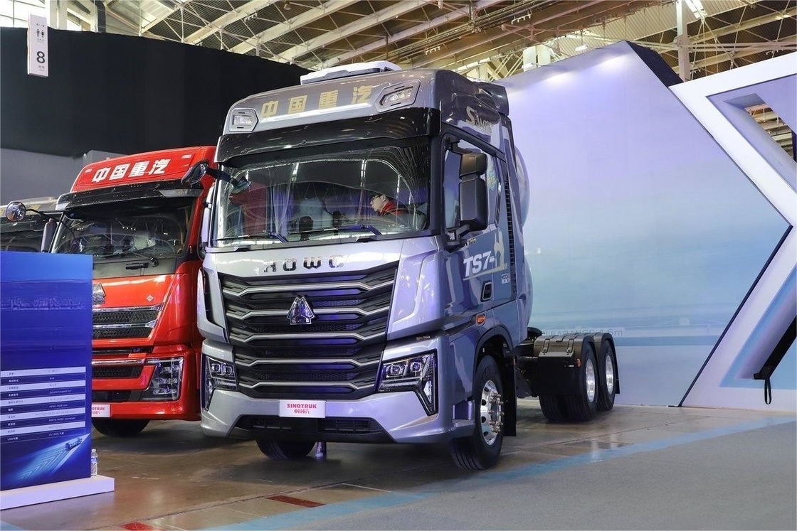 HOWO TS7 重型トラック 700HP 6X4 水力バッファ LNG 自動トランスミッション 高屋根トラクター