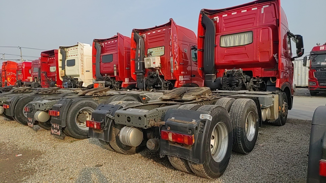 シノ トラクター トラックヘッド 赤色 6×4 ドライブモード 葉の春 1列 スリーパー LHD