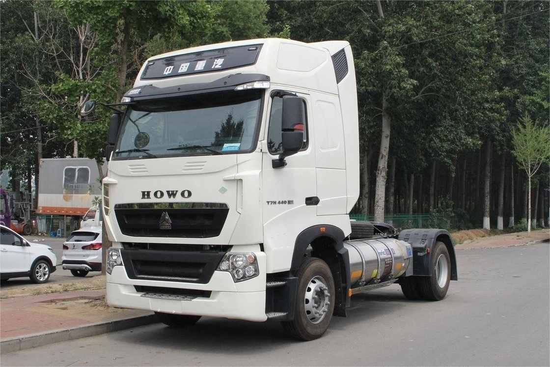 半座列 HOWO T7H重型トラック 高屋根デフレクター サイド風パネル 440 HP 4X2 LNG トラクター