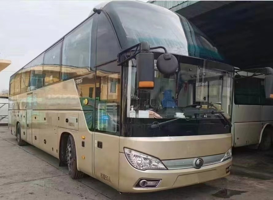 ユートゥンバスの豪華バス 48席 シャンパン ユートゥンZK6122H エアコン付きVIPバス乗客