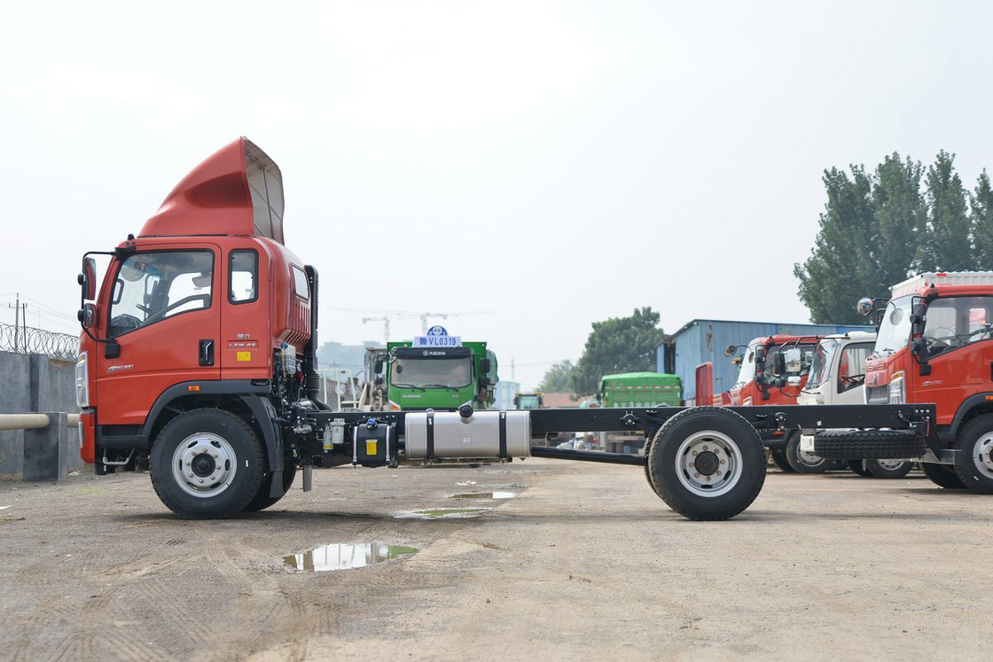 Sinotruk 高屋根デフレクタ 190hp ホウ トラック シャーシは5.75m フェンス トラックでインストールできます