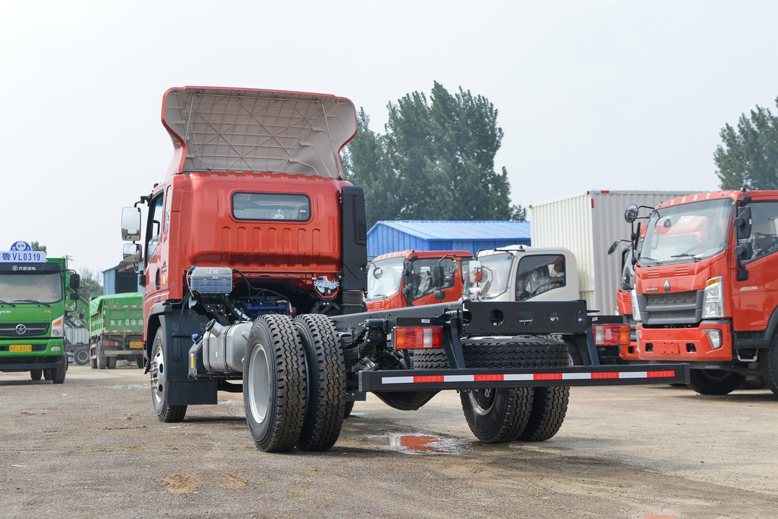 Sinotruk 高屋根デフレクタ 190hp ホウ トラック シャーシは5.75m フェンス トラックでインストールできます