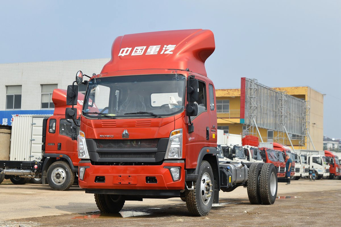Sinotruk 高屋根デフレクタ 190hp ホウ トラック シャーシは5.75m フェンス トラックでインストールできます