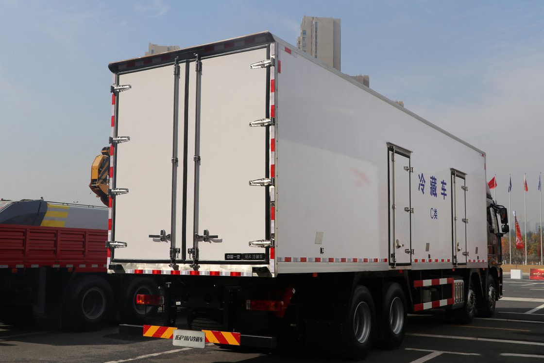 FAW Jiefang CA5320 J6P重型トラック 冷蔵トラック ディーゼル 12ギア 420 hp 8X4 9.2m 貨物箱 3ドア