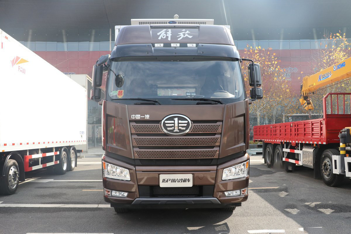 FAW Jiefang CA5320 J6P重型トラック 冷蔵トラック ディーゼル 12ギア 420 hp 8X4 9.2m 貨物箱 3ドア