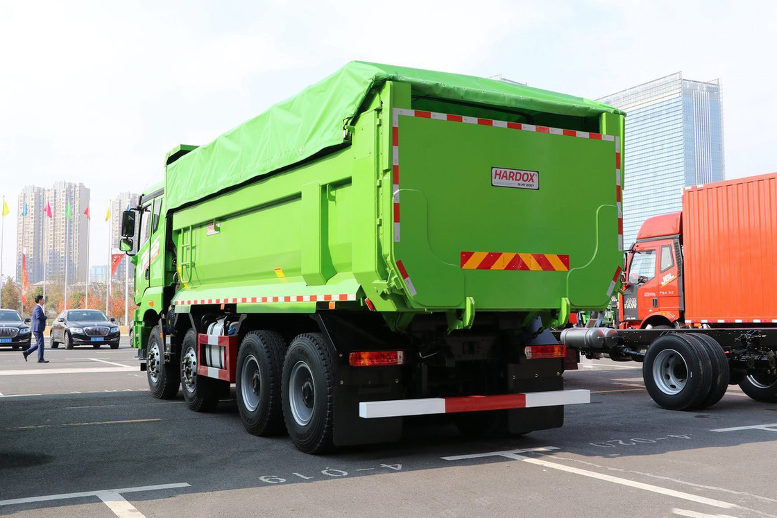 青島・ジファング ダンプトラック JH6 重型トラック ディーゼル 400HP 半列座席 8X4 5.8m 後ろのフリップダンプコンテナ