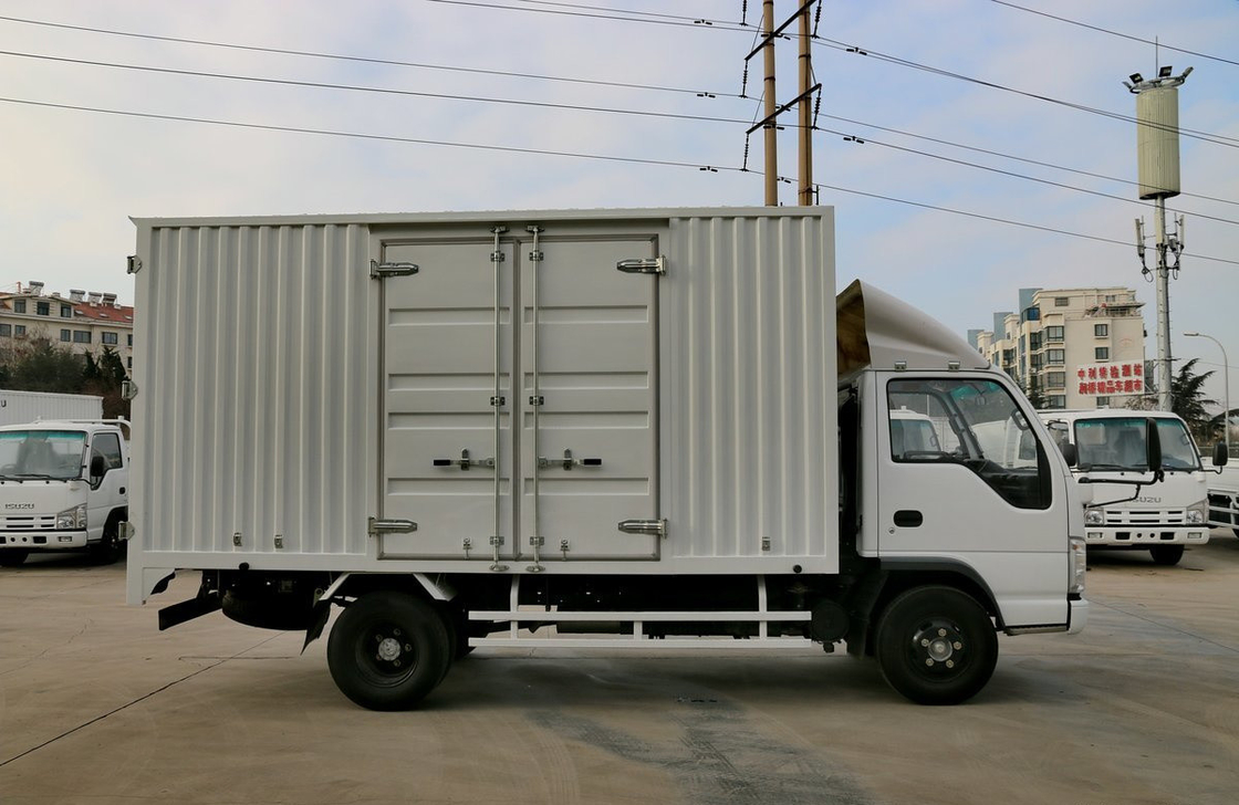貨物トラック イスズウ 15 トン トラック バン ボックス ディーゼルエンジン 5.2L 排気量 4*2 ドライブモード