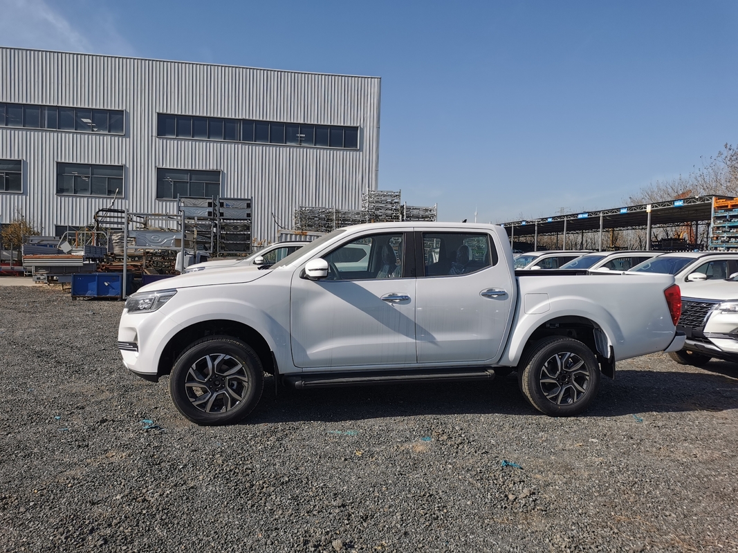 小型4×4ピックアップ 中国 東フェン 富豪 7 オートマティックトランスミッション 8 速 5 座 悪い道路運転
