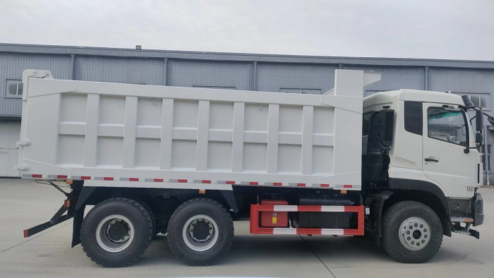 6x4 ダンプトラック 20-40 トンの荷重 ドンフェン 10 タイヤ 左手運転 キャビンのスリーパー