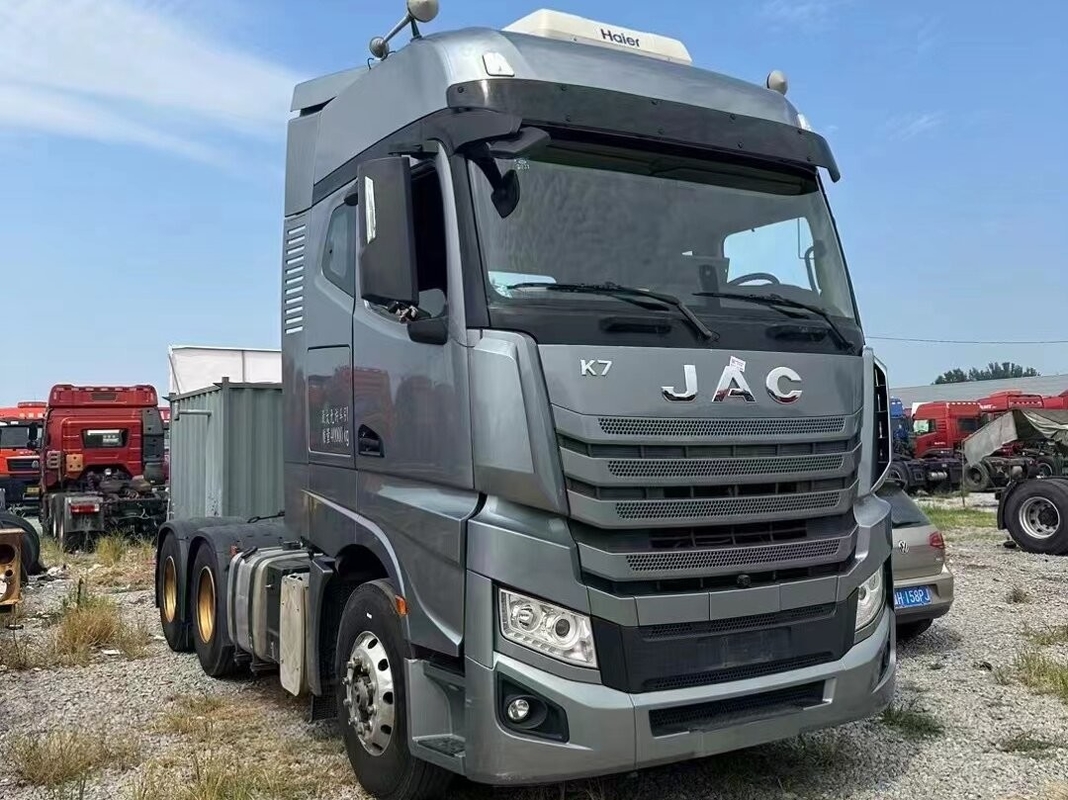 JAC K7 オートマティックZFトランスミッション用重用トラクターヘッドトラック 6*4 スリーパー付き 540hp