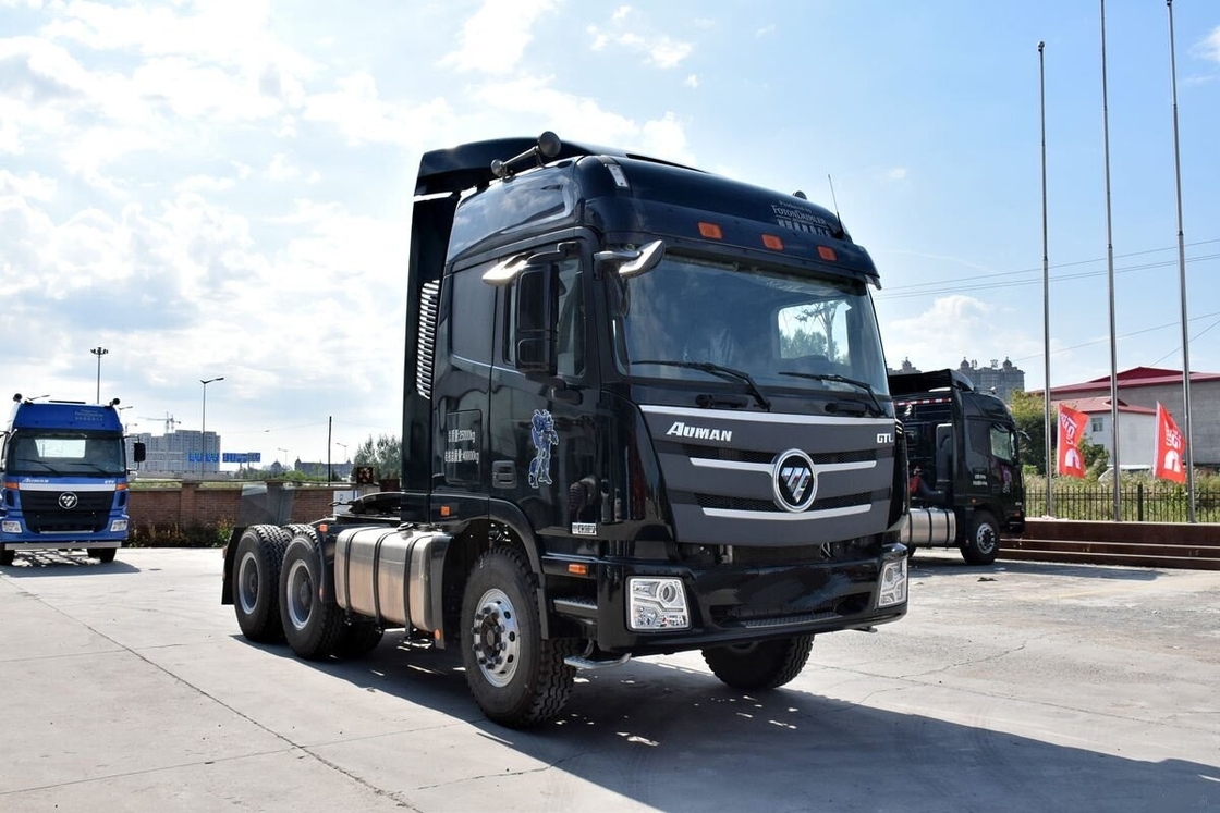 中古 トラクターヘッド ユーロIV ディーゼルエンジン フォトン・オマン 430hp 6*4 ドライブモード 10 タイヤが悪い道路を走っている