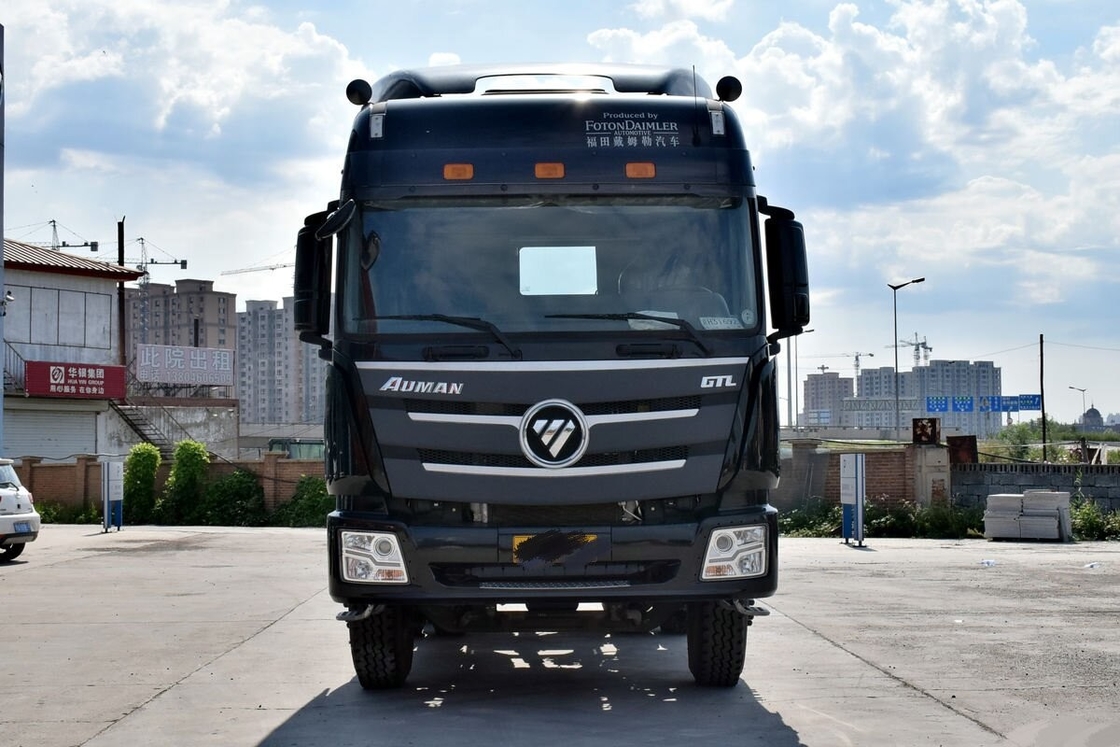 中古 トラクターヘッド ユーロIV ディーゼルエンジン フォトン・オマン 430hp 6*4 ドライブモード 10 タイヤが悪い道路を走っている