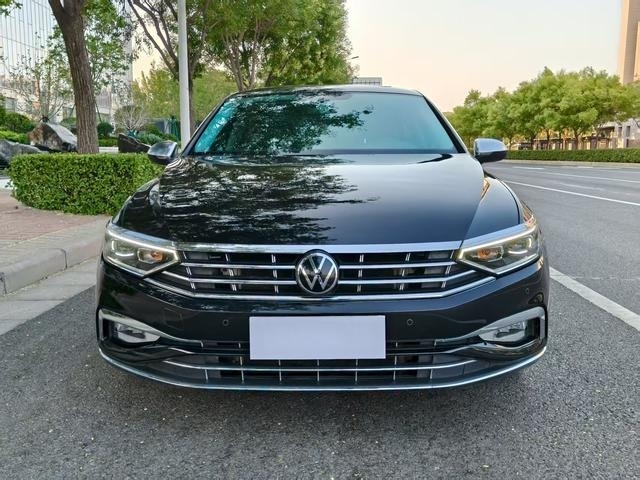 家族向けのお手頃価格の2021年式中古Magotan 330TSI DSG 30周年記念エディション