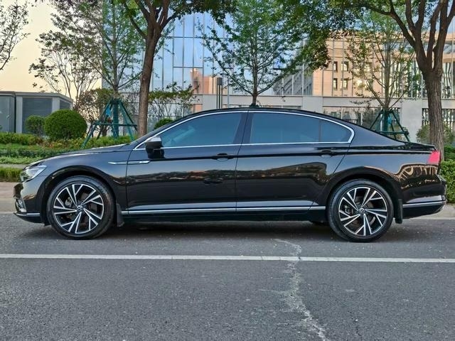 家族向けのお手頃価格の2021年式中古Magotan 330TSI DSG 30周年記念エディション