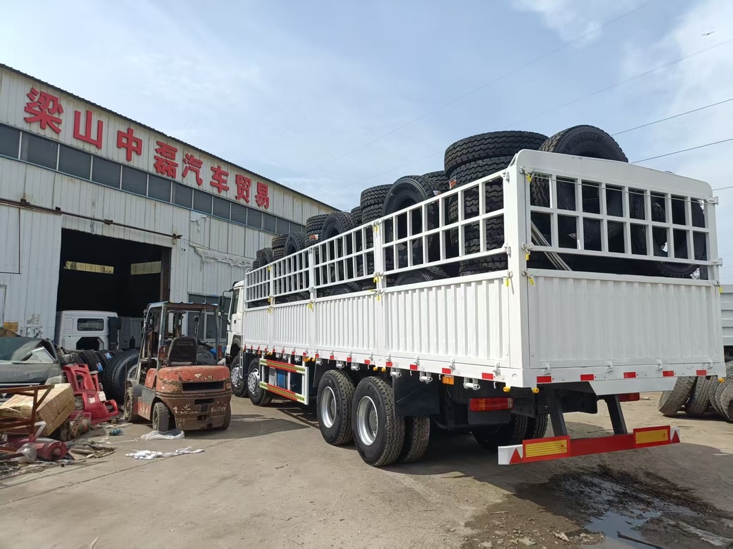 Shock-Absorbing Seats SINOTRUK Fence Truck Diesel 460HP 6 Cylinders 8x4 9.5m Air Conditioning