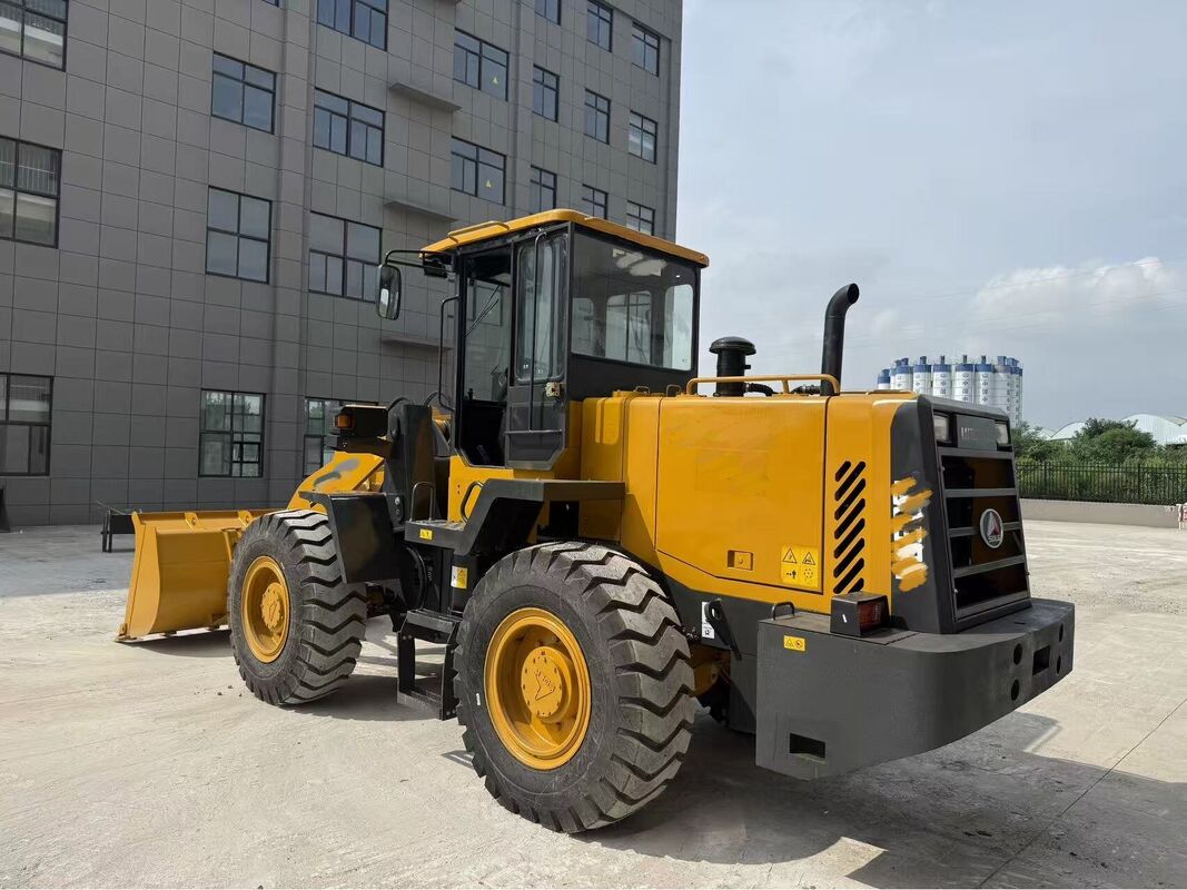 中古の中国ブランドのロード機 3トン 優れた状態で 負荷容量 定位電源 118 kW 建設用