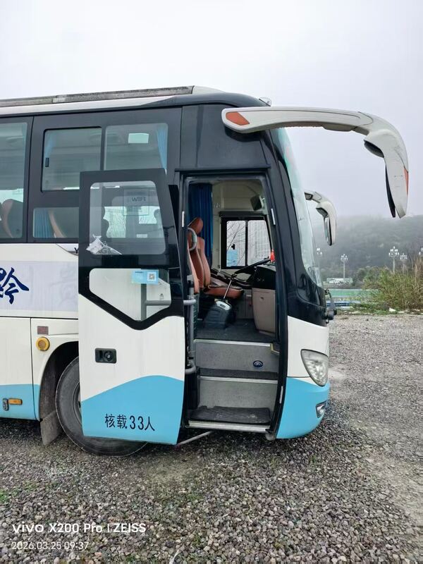 中古コーチバス Yu-tong ZK6888 Yuchai Euro5 リーフスプリング 33 席 2020 年 Lux Transport エアコン付き シャトルまたは長距離用