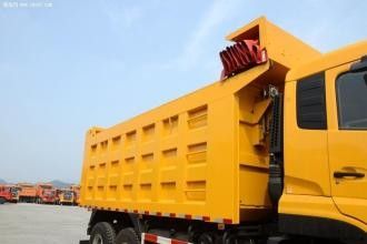 DONGFENGのブランドによって使用されるダンプ トラックB210 33エンジンを搭載する最高速度85のKm/Hの