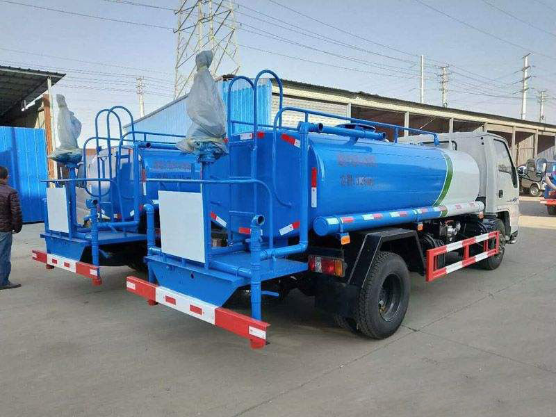 Dongfengは石油タンカー7350×2470×2710mm赤いディーゼル モーターを搭載する10000Lタンク容量を使用しました