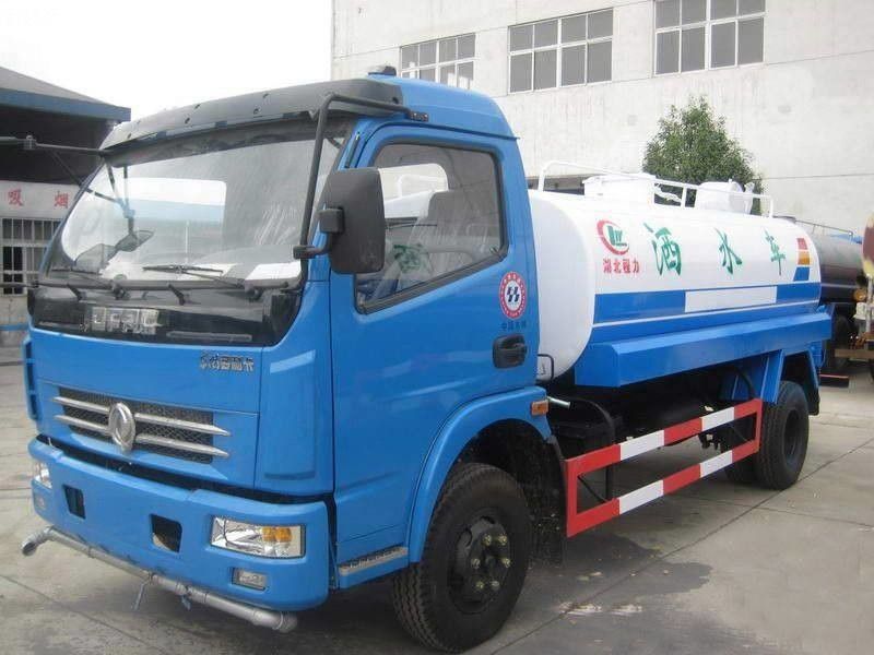 Dongfengは石油タンカー7350×2470×2710mm赤いディーゼル モーターを搭載する10000Lタンク容量を使用しました