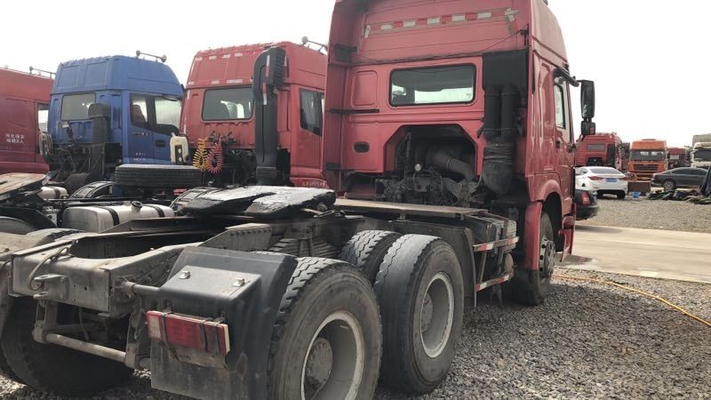 6x4ドライブ3座席とのモードによって使用されるトラクターのトラックのSinotruck HOWOのブランド