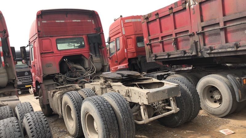 6x4ドライブ3座席とのモードによって使用されるトラクターのトラックのSinotruck HOWOのブランド