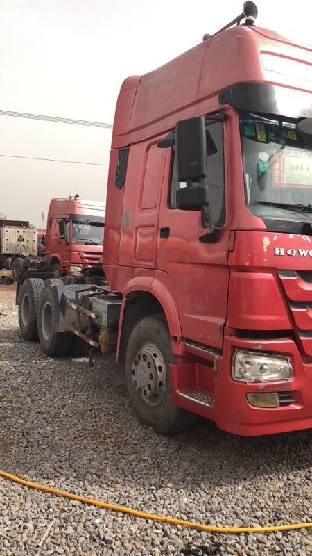 6x4ドライブ3座席とのモードによって使用されるトラクターのトラックのSinotruck HOWOのブランド