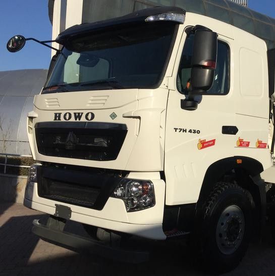 380HP HOWO A7はダンプ トラックの前側の持ち上がるタイプ300Lの燃料のタンカー容量を使用しました