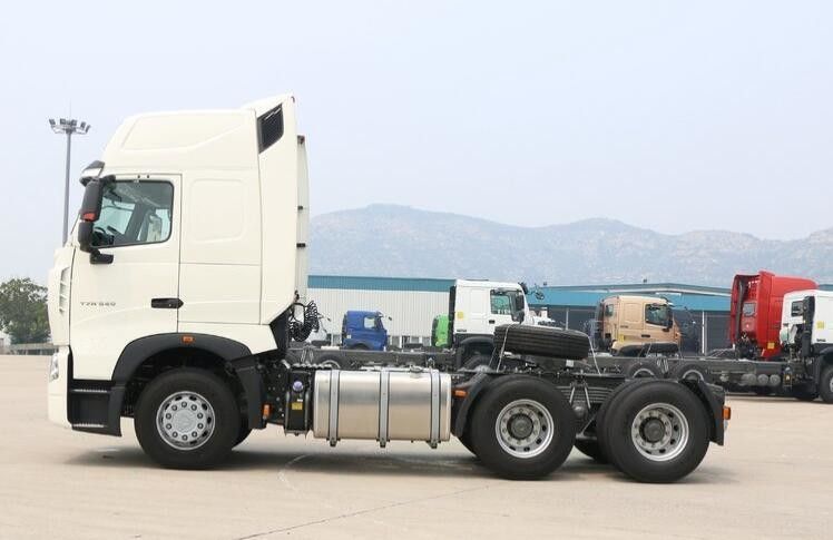 HOWO T7Hは交互計算397kWエンジン力の頑丈なトラック6x4ドライブを使用した