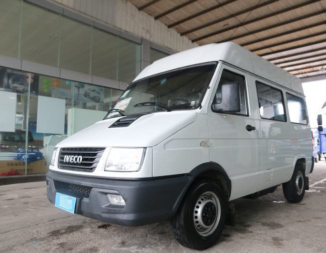 ホワイトブランド 中古 新型ミニバス 6人座 129馬力 ディーゼル 2013-2018年