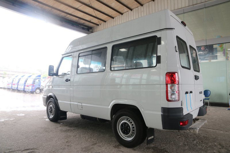 ホワイトブランド 中古 新型ミニバス 6人座 129馬力 ディーゼル 2013-2018年