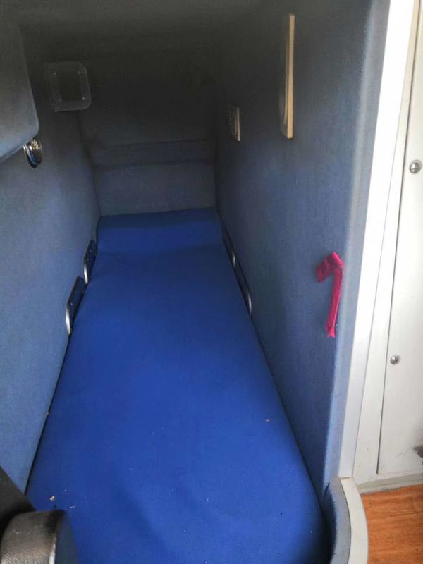2013年によって使用されるYutongは59 Seatersを1つの層および半分の左手のステアリング バスで運びます