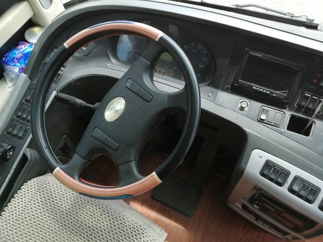 53の座席はYutongバスZk 6117のモデル コーチ バスを2009年132kw力使用しました