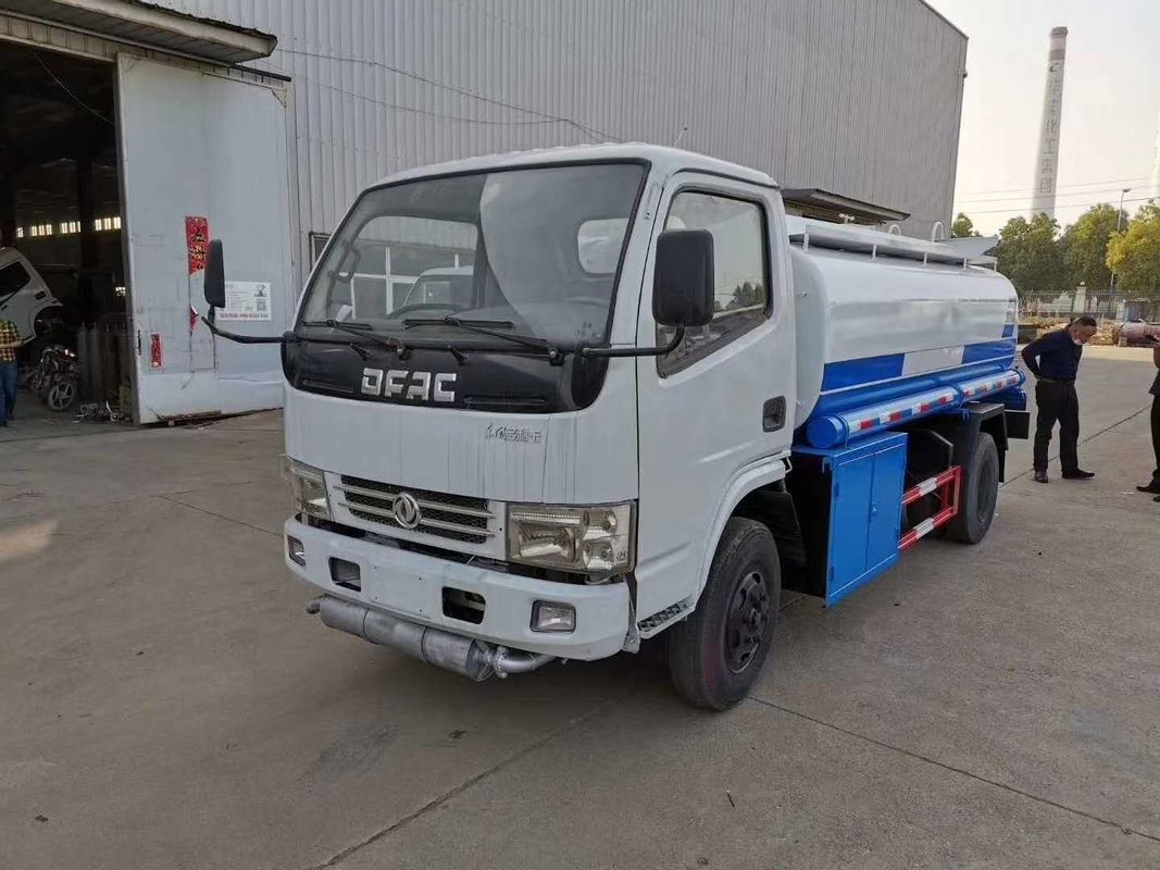 軽量4X2 5000Lの石油燃料のタンクローリー5m3オイルの給油のトラックISOの証明