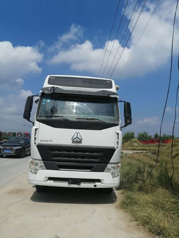 異なった色の中国Sinotruk Howo A7のトラクターのトラックの頭部6x4