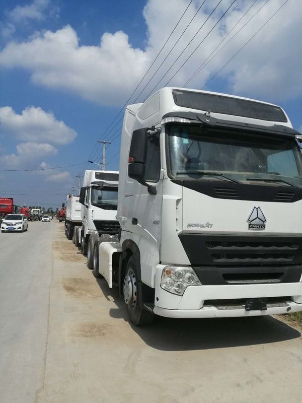 異なった色の中国Sinotruk Howo A7のトラクターのトラックの頭部6x4