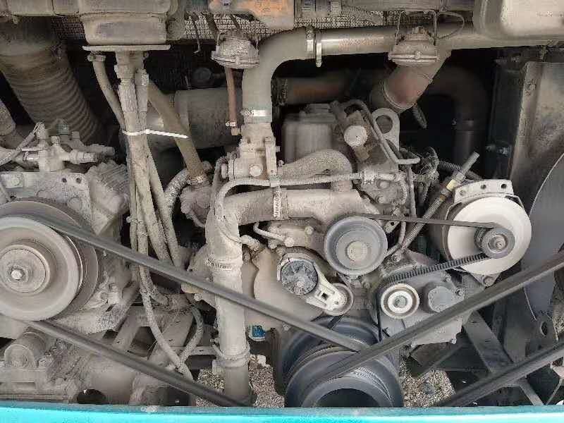 ZK6116HF 228kw 51の座席は乗客が贅沢な座席LHDを詰める低いキロメートルの裸体をバスで運ぶYutongバスを使用した